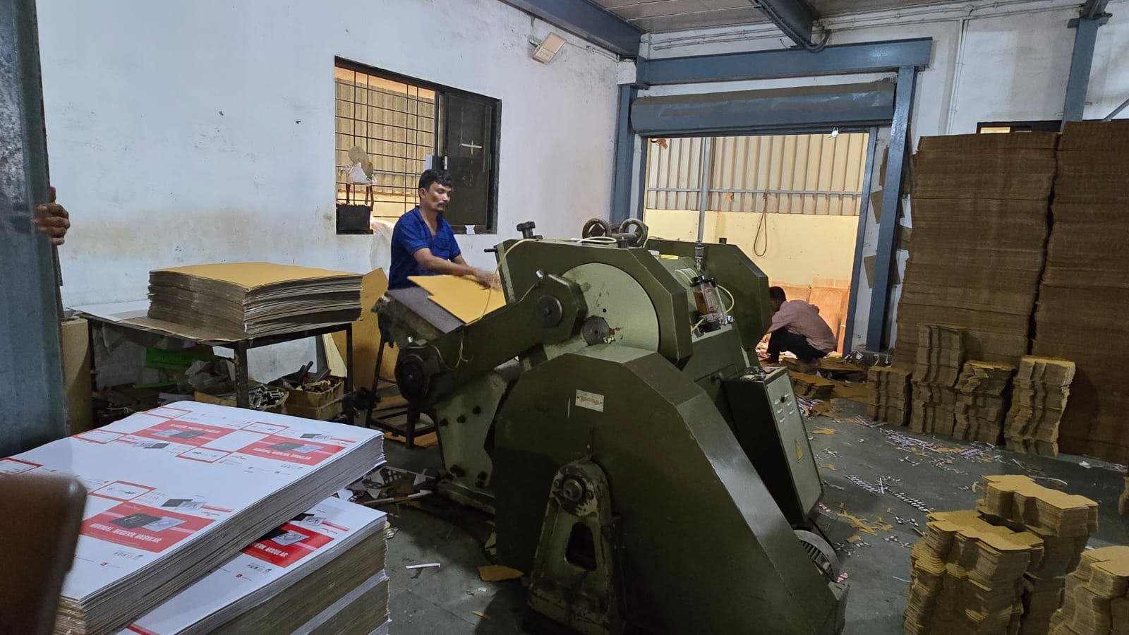 Die-punching machine in operation at Maa Ashapura Packaging